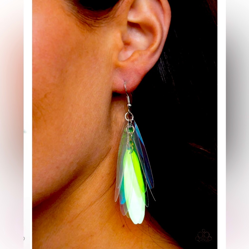 ⚪️💎⚪️ “HOLOGRAPHIC GLAMOUR” MULTI IRIDESCENT ELONGATED SEQUIN EARRINGS❗️ - Picture 4 of 5